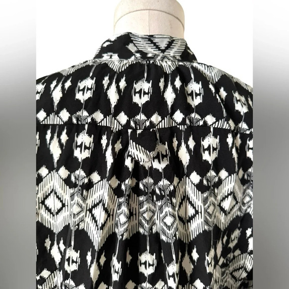 Ikat blouse with rolled sleeves in black and white - Lucy Lucy Love Stitchfix - Picture 5 of 7